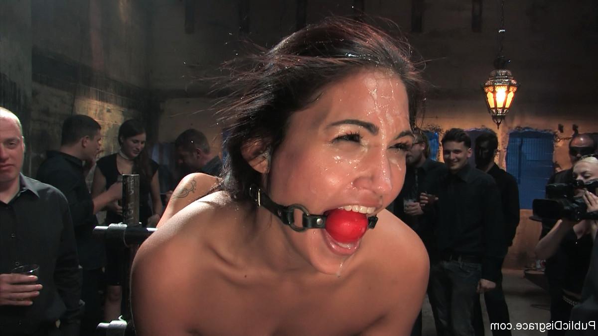 24P Babe wird in der Öffentlichkeit blamiert, dominiert, gefesselt und gefickt, damit jeder es sehen kann