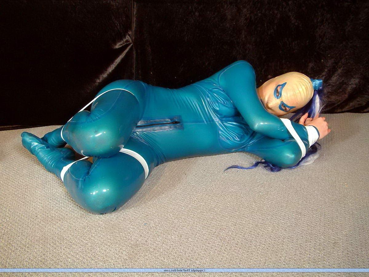 16P Fetisch slave dressed in fullbody rubber and bound