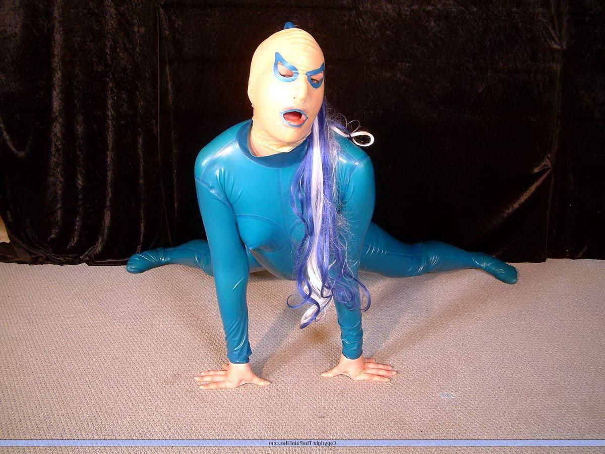 16P Fetisch slave dressed in fullbody rubber and bound