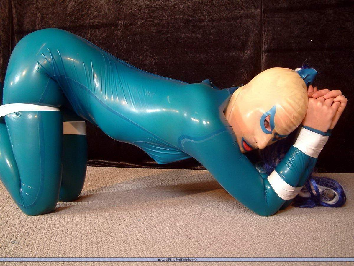 16P Fetisch slave dressed in fullbody rubber and bound