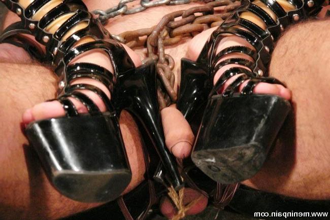 15P Dominatrix in latex assfucks her bound male sub