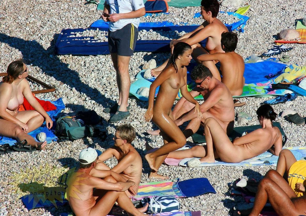15P Exhibitionist babe plays in the water and sand