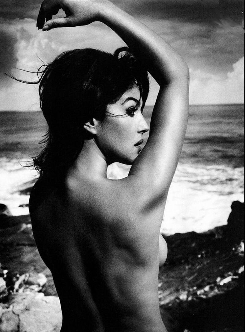 20P Sexy provocative pics of Italian Model Monica Bellucci