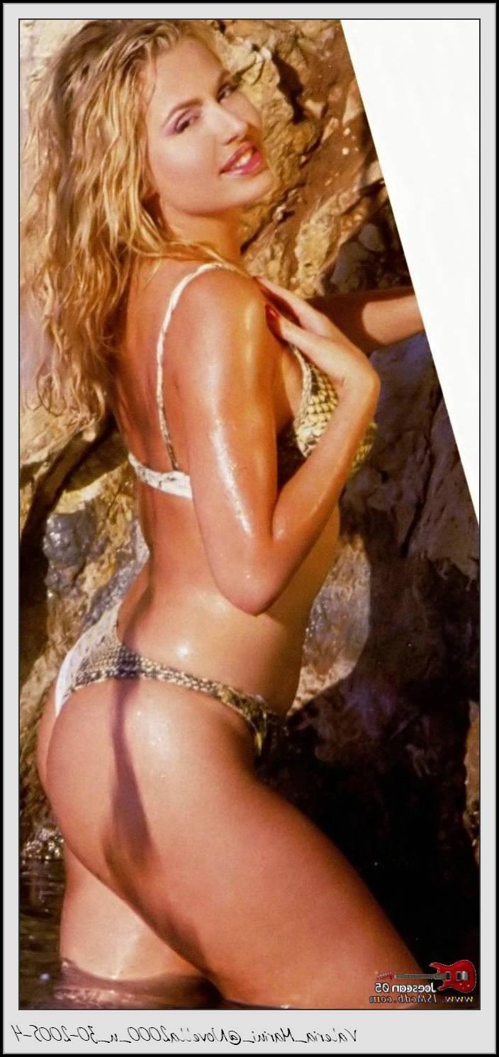 15P Italian Babe Valeria Marini showing off her tight Body