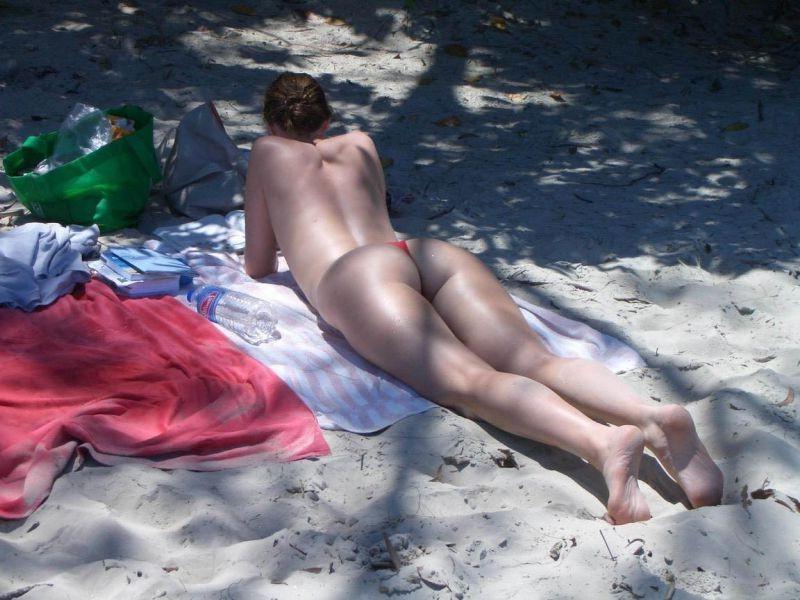 15P Exhibitionist babe plays in the water and sand