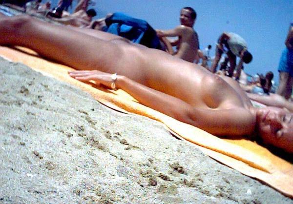15P Exhibitionist babe plays in the water and sand