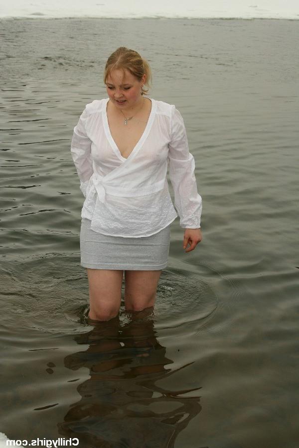 20P Sexy naked girl icehole swimming in the winter