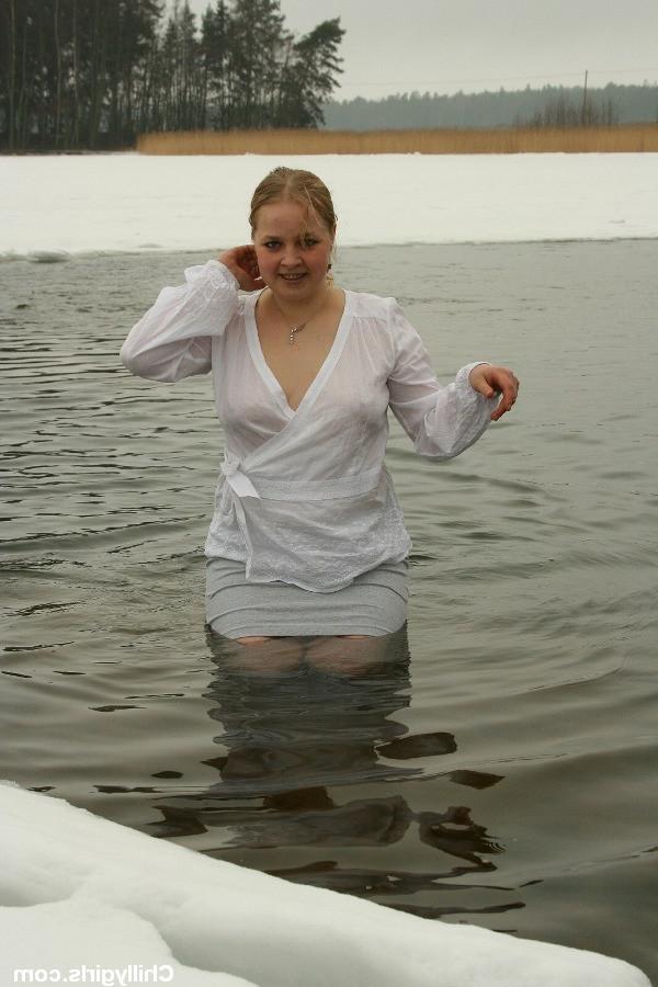 20P Sexy naked girl icehole swimming in the winter