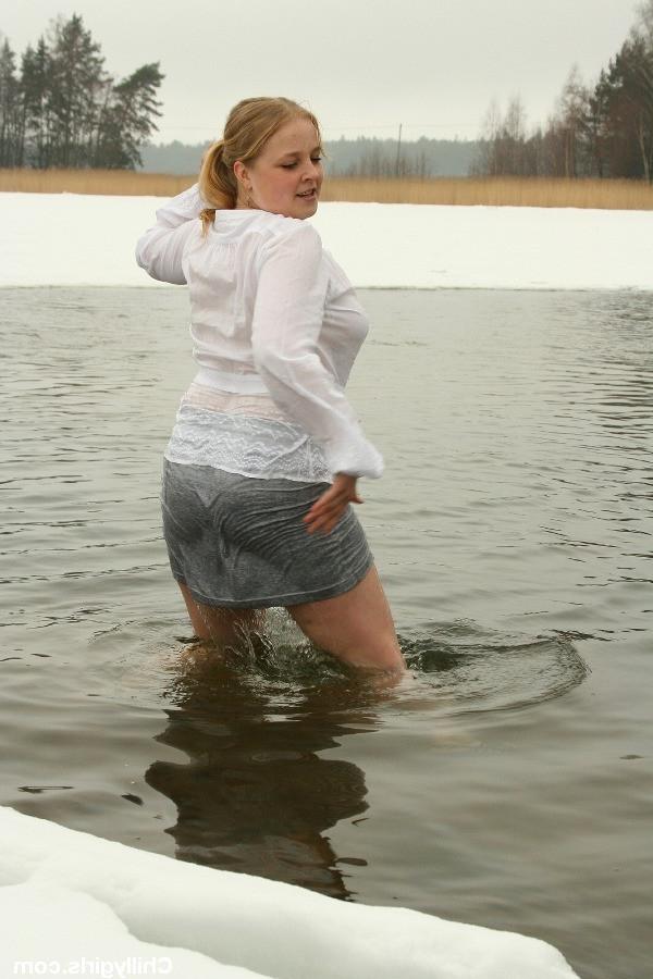 20P Sexy naked girl icehole swimming in the winter