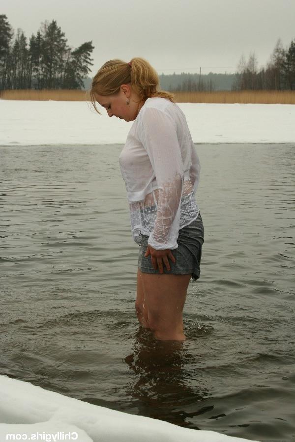 20P Sexy naked girl icehole swimming in the winter