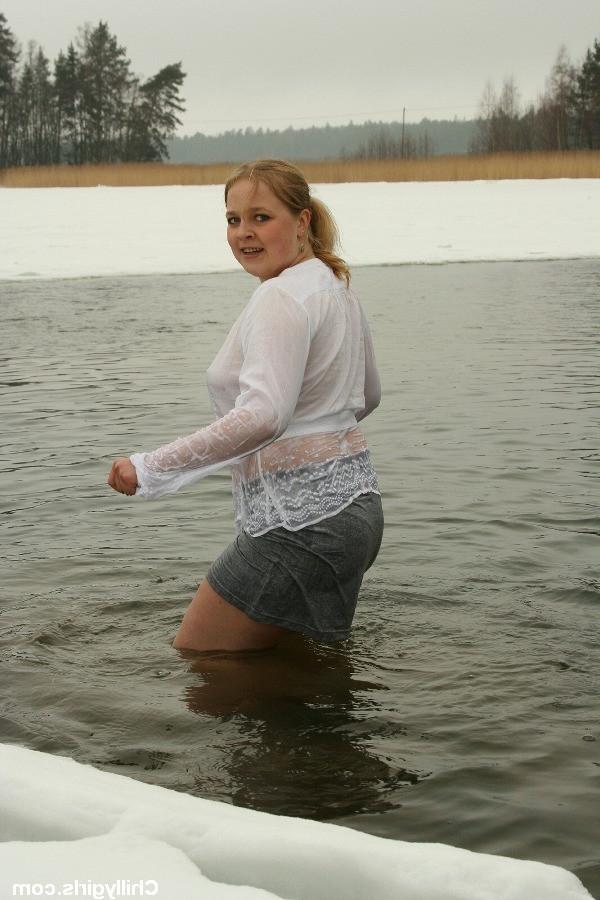 20P Sexy naked girl icehole swimming in the winter