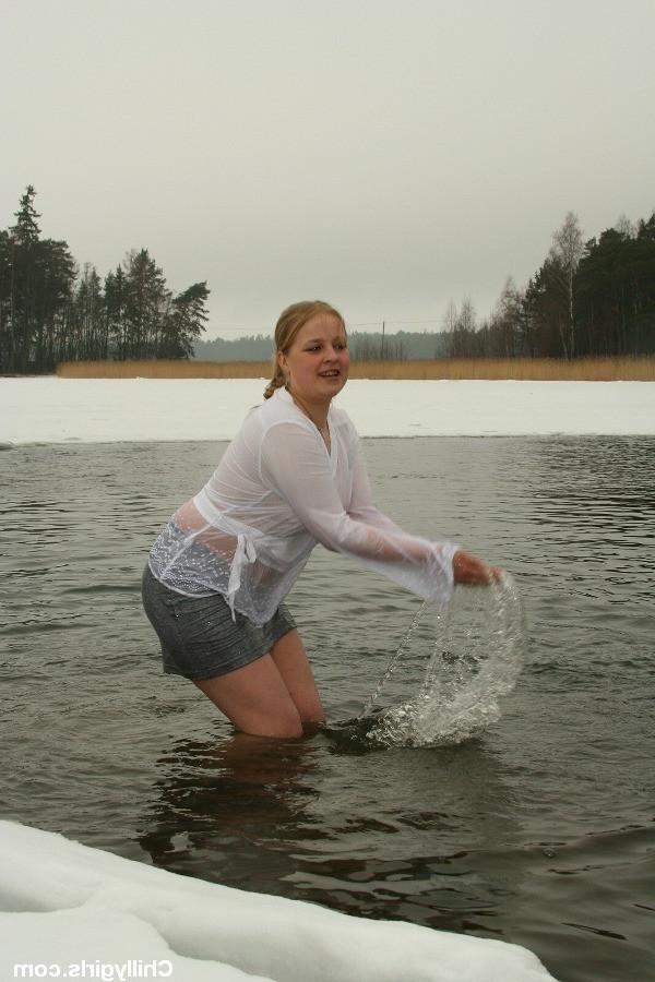 20P Sexy naked girl icehole swimming in the winter