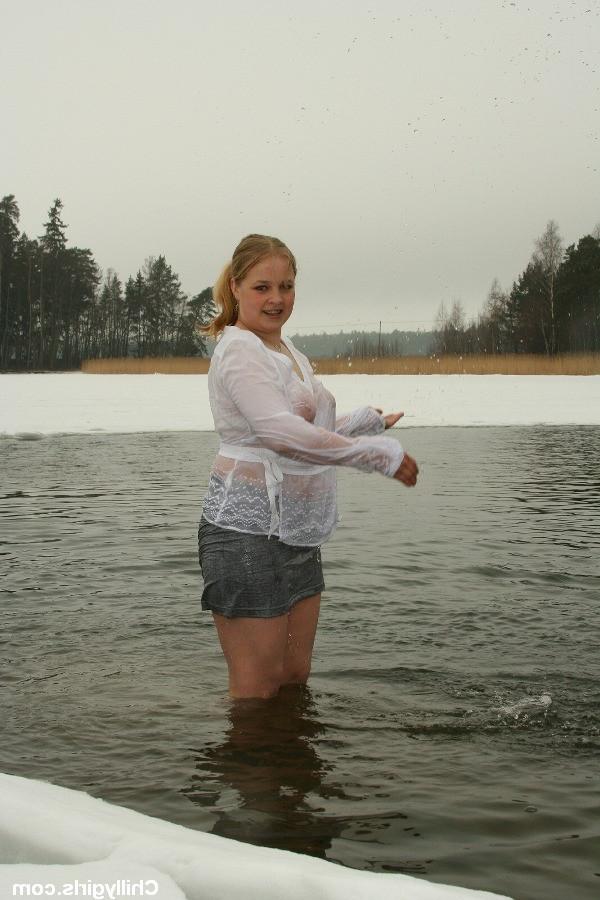 20P Sexy naked girl icehole swimming in the winter