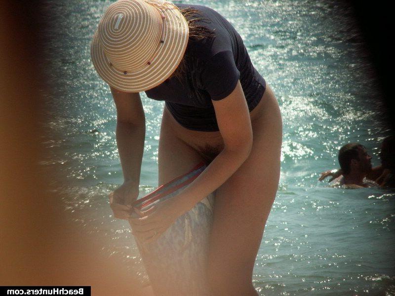 15P Tanned amateur babe on a nude beach