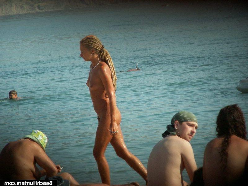 15P Tanned amateur babe on a nude beach