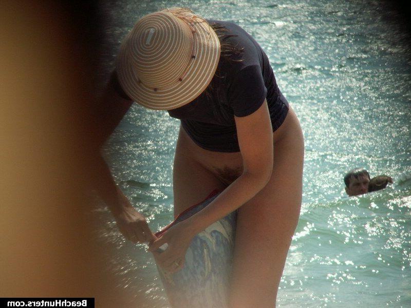 15P Tanned amateur babe on a nude beach