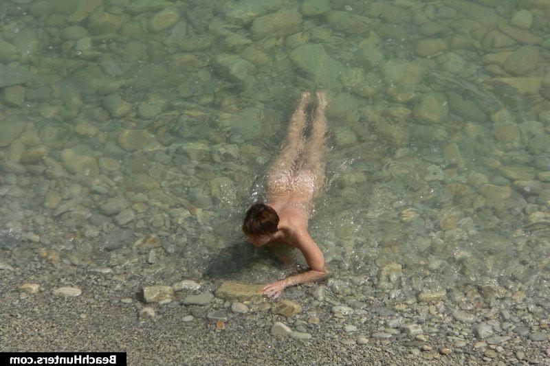 15P Tanned amateur babe on a nude beach