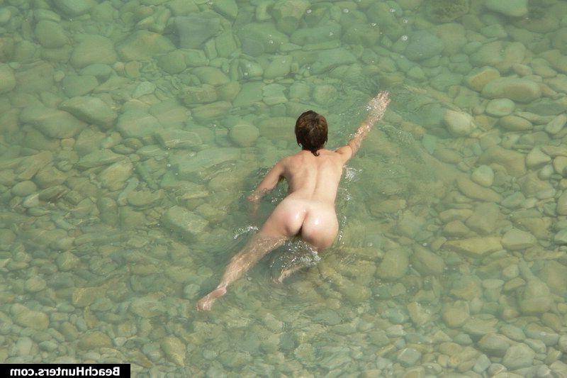 15P Tanned amateur babe on a nude beach