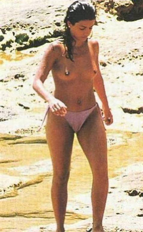 15P Penelope Cruz shows her brown boobs on the beach