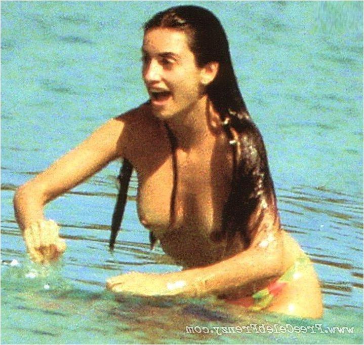 15P Penelope Cruz shows her brown boobs on the beach