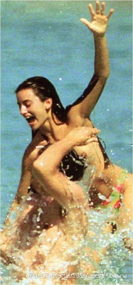 15P Penelope Cruz shows her brown boobs on the beach