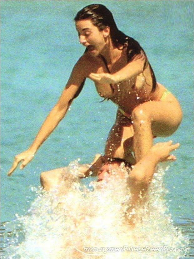 15P Penelope Cruz shows her brown boobs on the beach