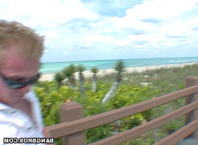 16P beach babe with a cameltoe sucks on a set of sweaty balls