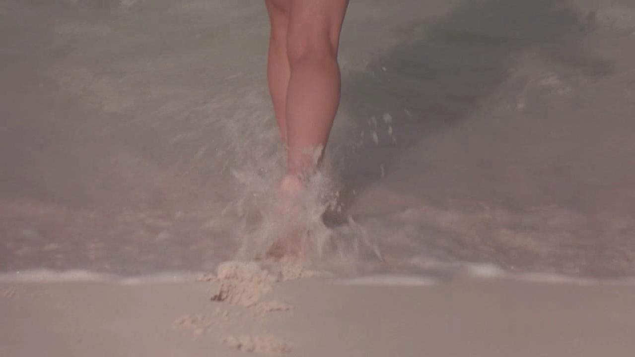 16P Kelly Brook nude at the beach