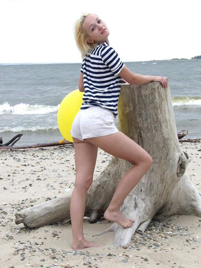 18P A blonde poses with her balloon