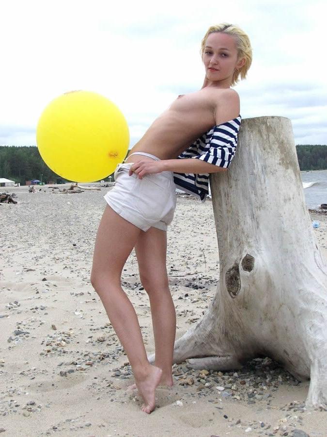 18P A blonde poses with her balloon