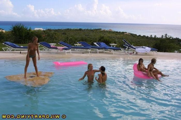 18P Naked lesbians go swimming
