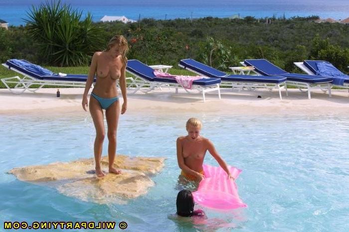 18P Naked lesbians go swimming