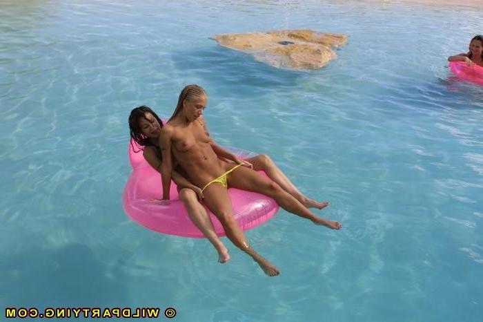 18P Naked lesbians go swimming