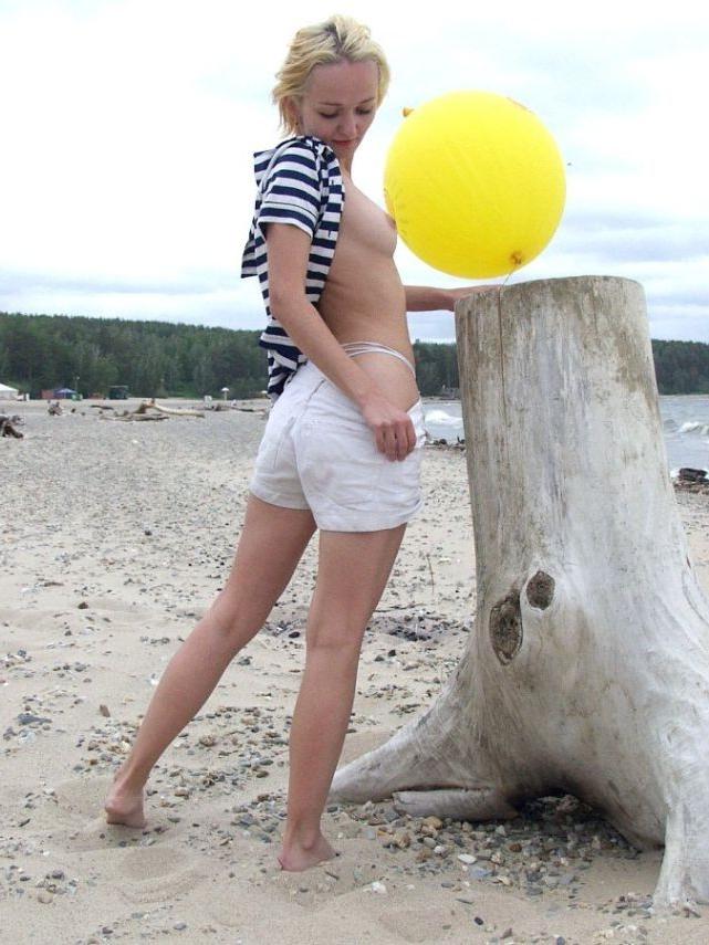 20P Blonde beach babe posing with a balloon
