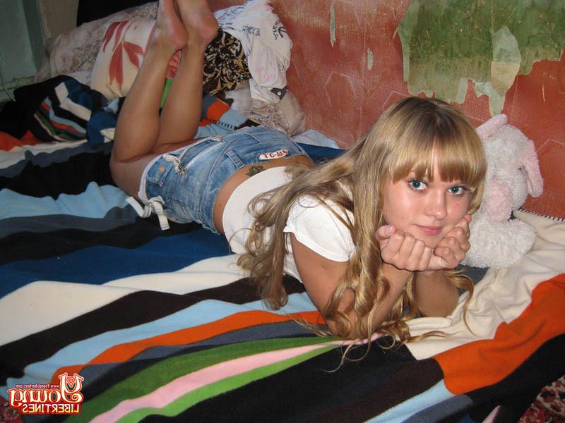 16P Sexy chick undresses and sucks dick to her boyfriend