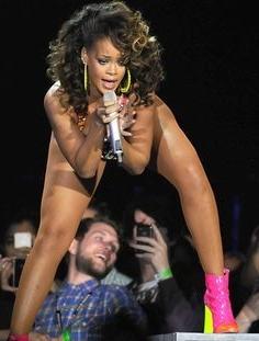 15P Breathtaking nude celebrity photos