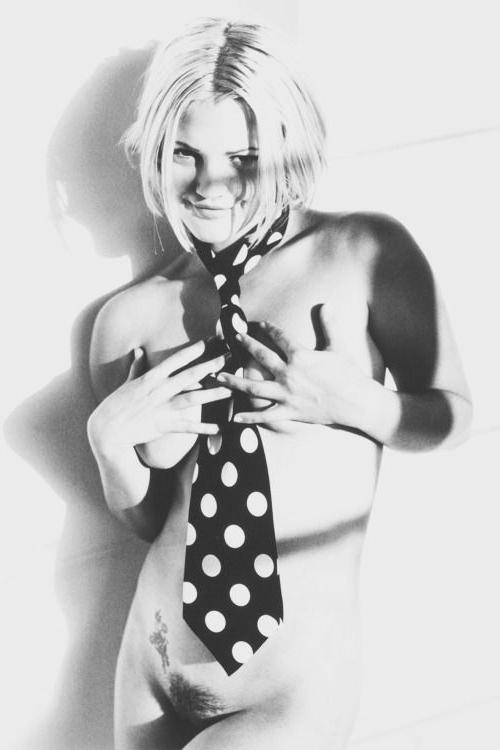 15P Breathtaking nude celebrity photos