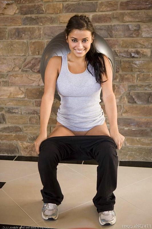 15P Exotic busty beauty flashes fine tits and ass at her gym