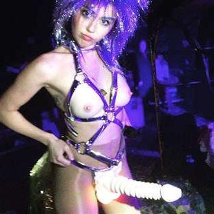 16P Miley Cyrus nude