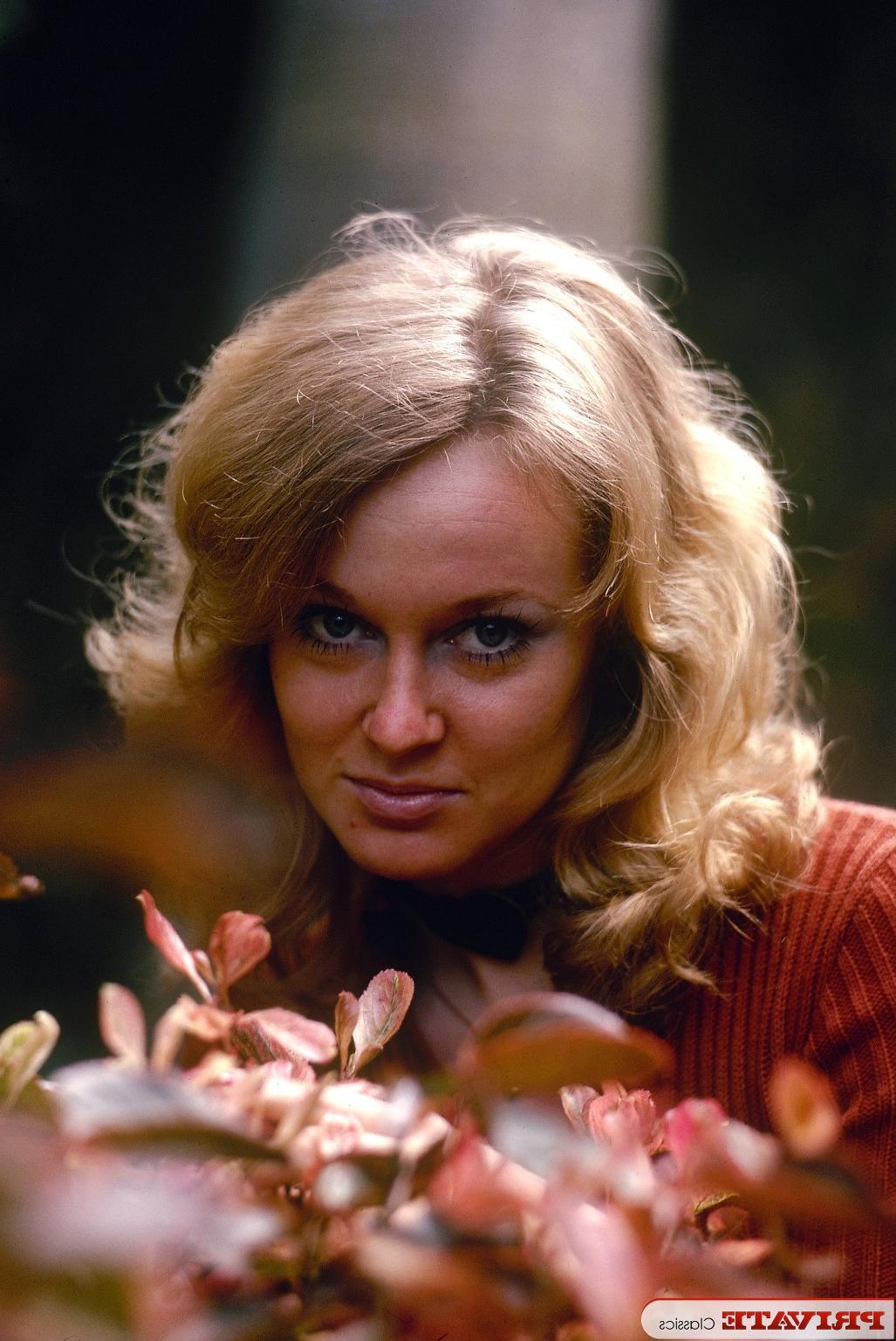 15P Private vintage sex photos with retro girls