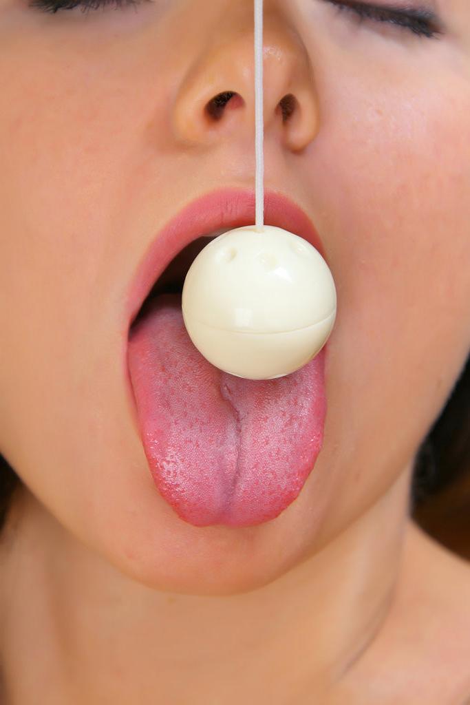 15P Beautiful girl fucks balls