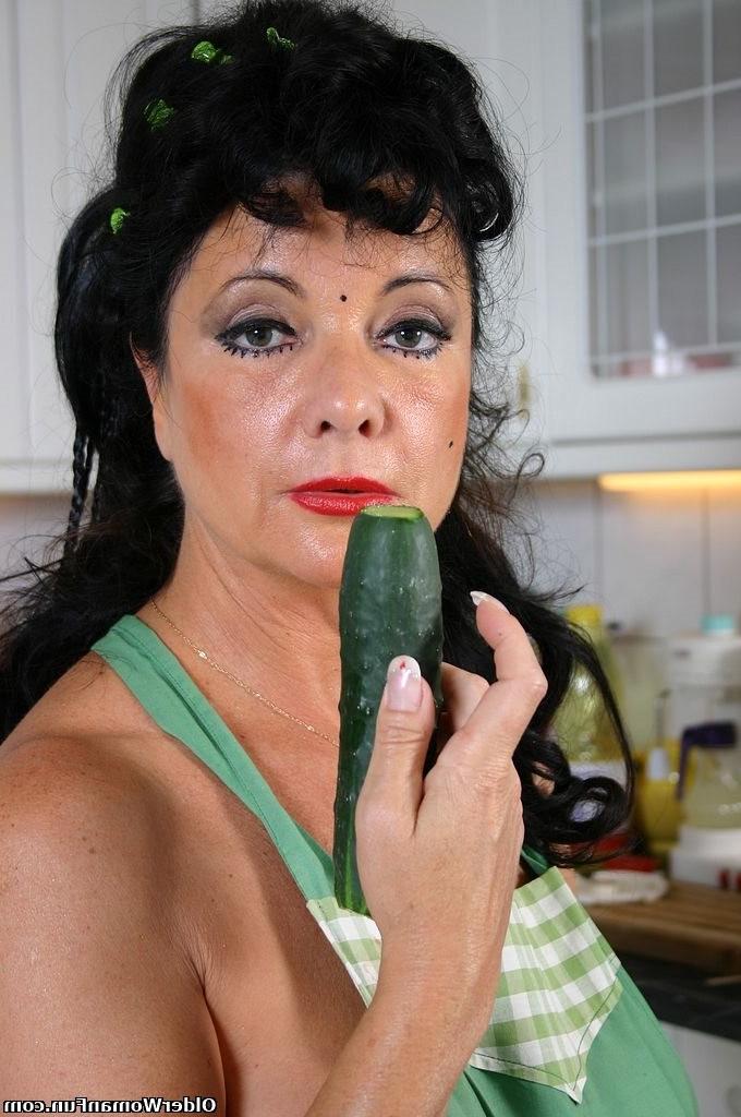 16P Granny Cat slides banana up her pussy and ass