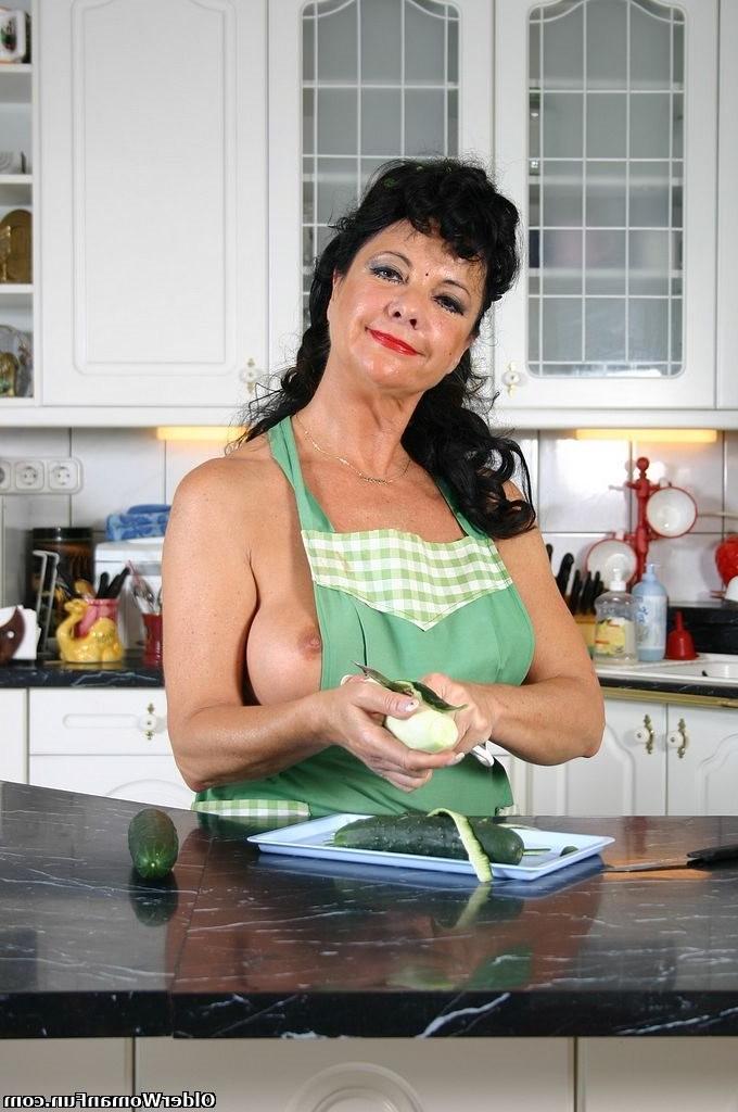 16P Granny Cat slides banana up her pussy and ass