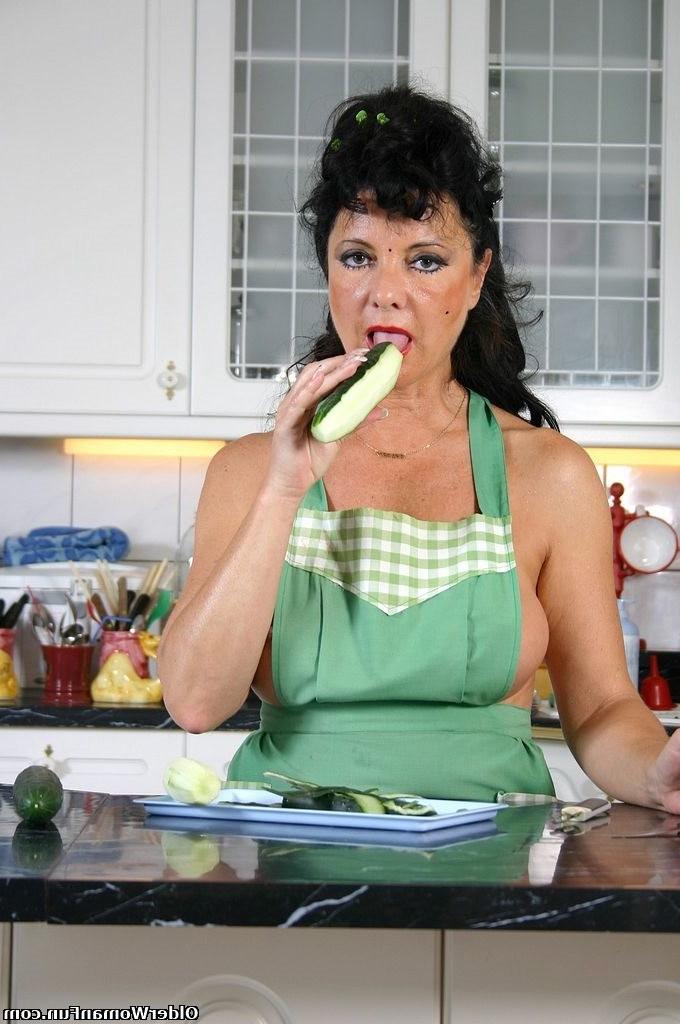 16P Granny Cat slides banana up her pussy and ass