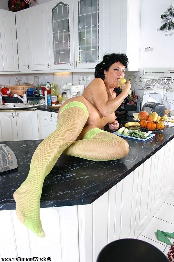16P Granny Cat slides banana up her pussy and ass