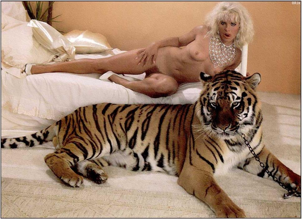 13P Vintage pornstar April West in retro action