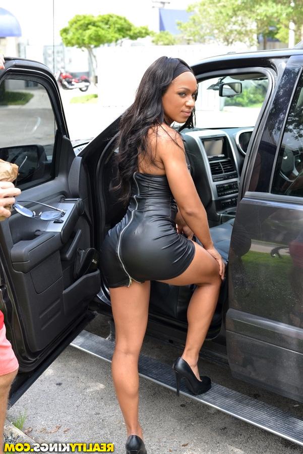 12P Levi unzipped her dress and gave us a full view of how tight her body was