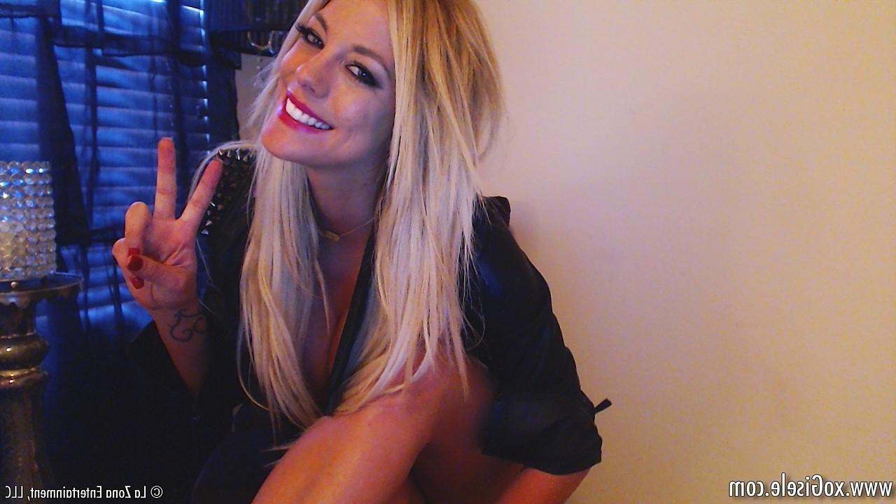 15P Big titty blonde XO Gisele flaunting her humongous jugs