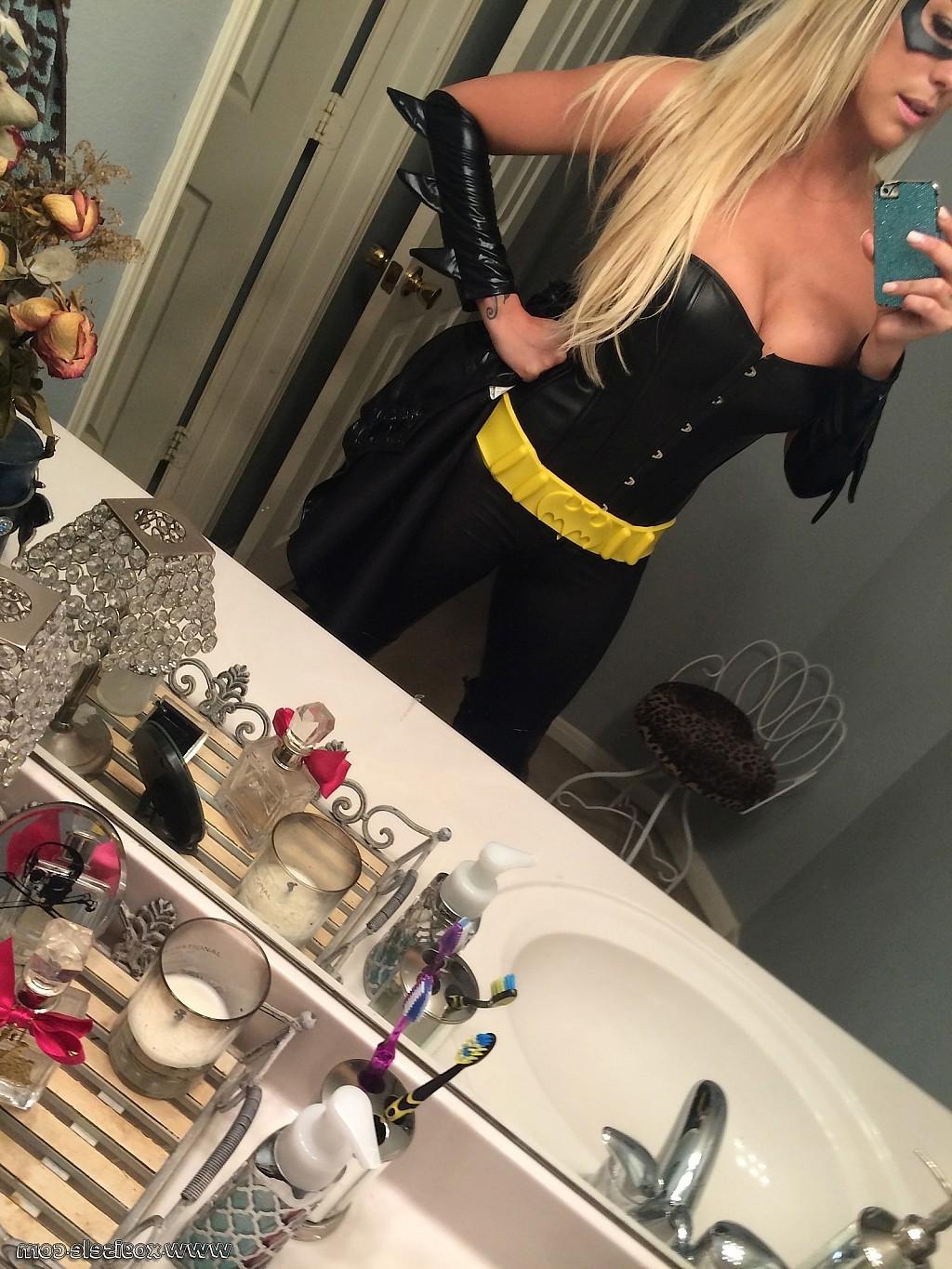 15P Busty blonde Xo Gisele flaunts big tits in candid pics