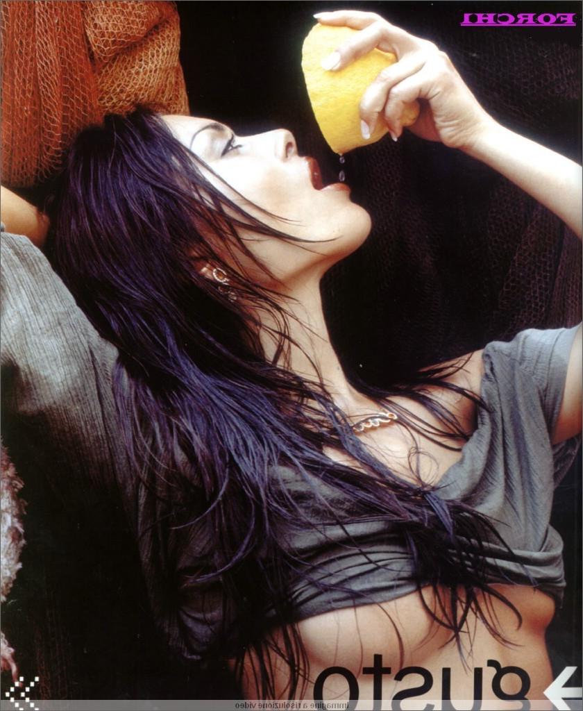15P Revealing Pics of sexy Italian Politician Mara Carfagna